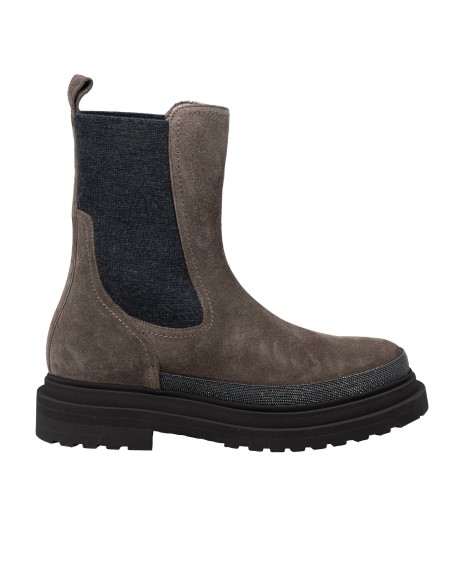 Shop BRUNELLO CUCINELLI  Boots: Brunello Cucinelli Chelsea Boot in camoscio con Precious Contour.
Fasce elastiche laterali.
Fodera in pelle.
Battistrada in gomma TPU.
Inserti elastici laterali per favorire il comfort.
Decorazione in monile Nickel-free.
L'alzata misura 4 cm.
Composizione: vera pelle.
Made in Italy.. MZSFG2745-C8769